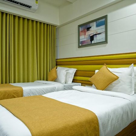 Hotel Lake Point Ahmedabad Bagian luar foto