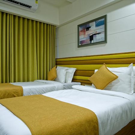 Hotel Lake Point Ahmedabad Bagian luar foto
