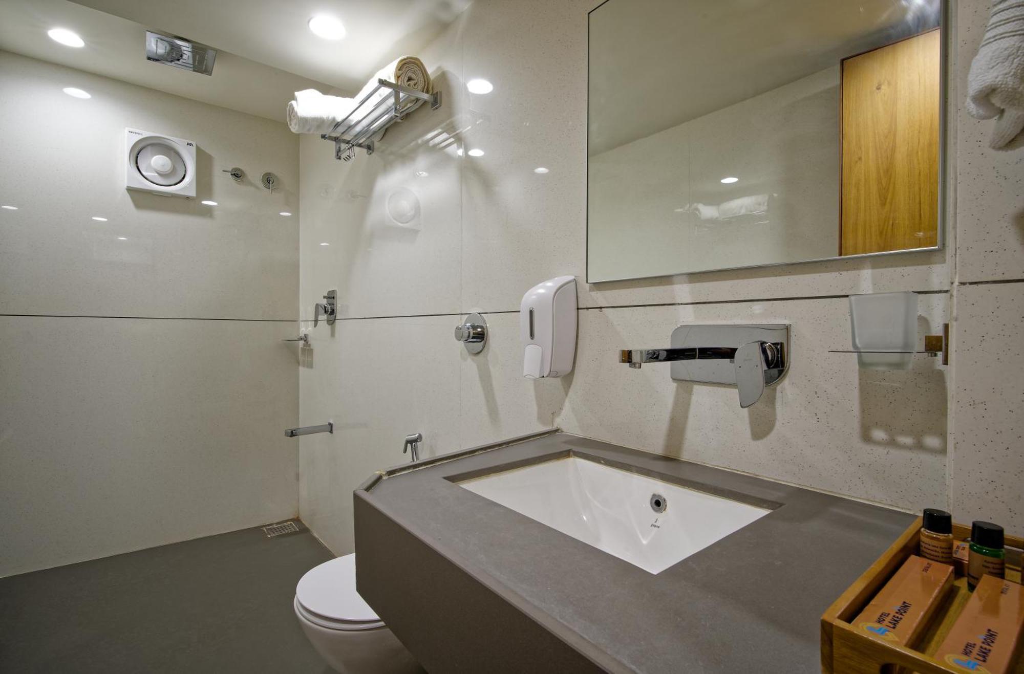 Hotel Lake Point Ahmedabad Bagian luar foto