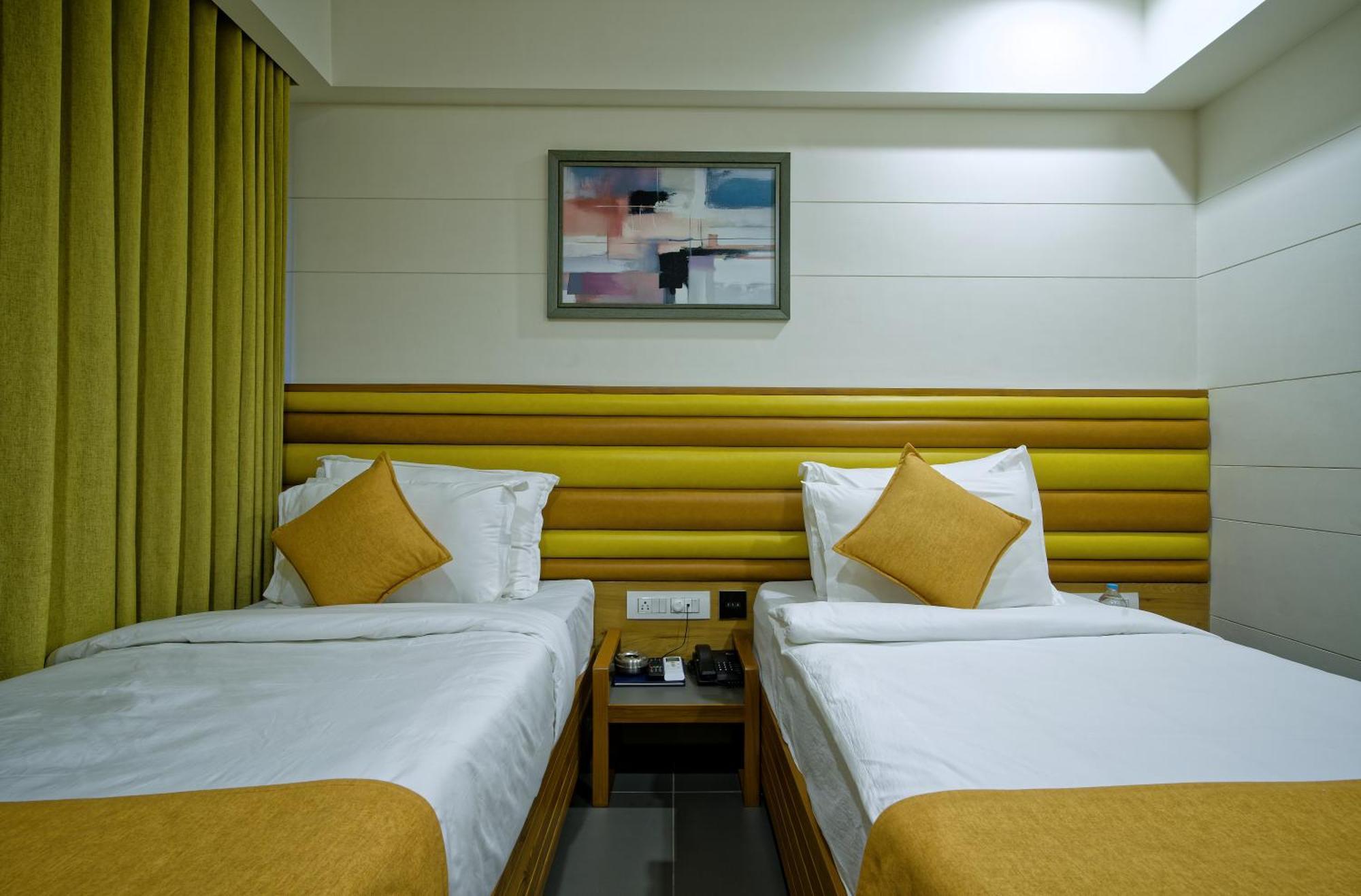 Hotel Lake Point Ahmedabad Bagian luar foto