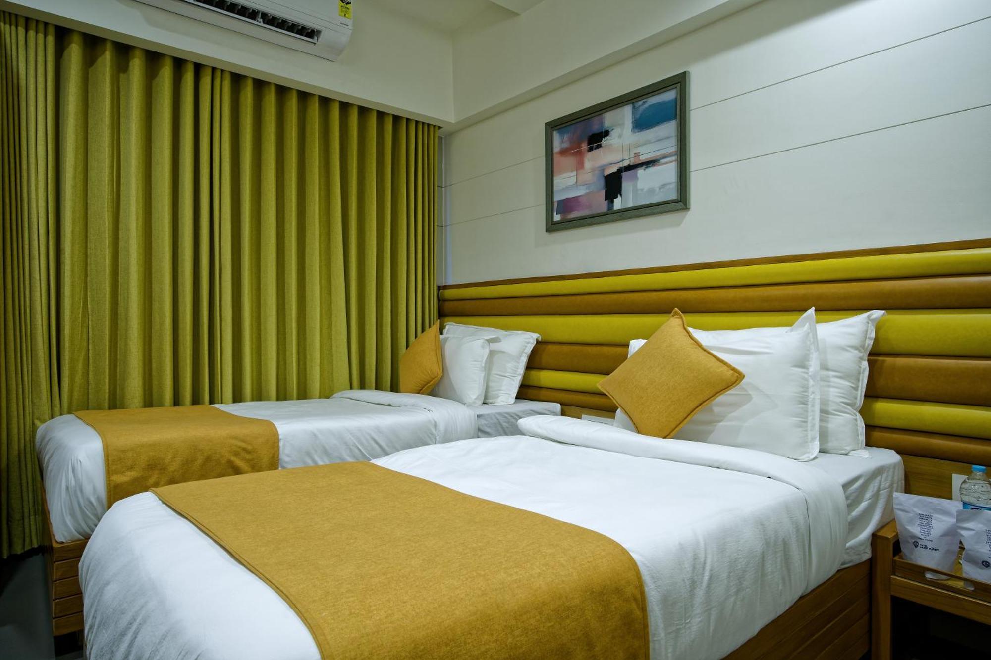 Hotel Lake Point Ahmedabad Bagian luar foto