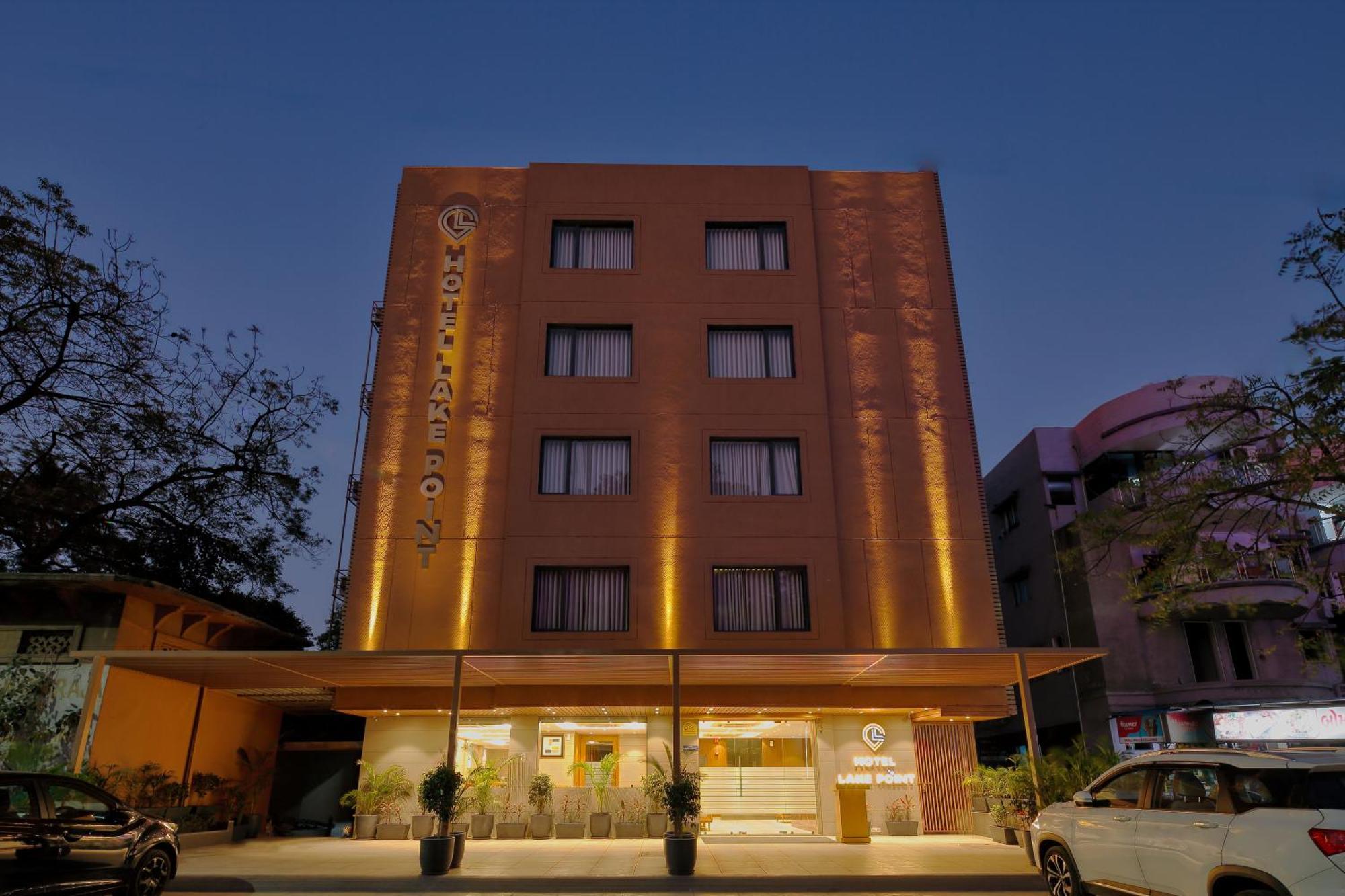 Hotel Lake Point Ahmedabad Bagian luar foto