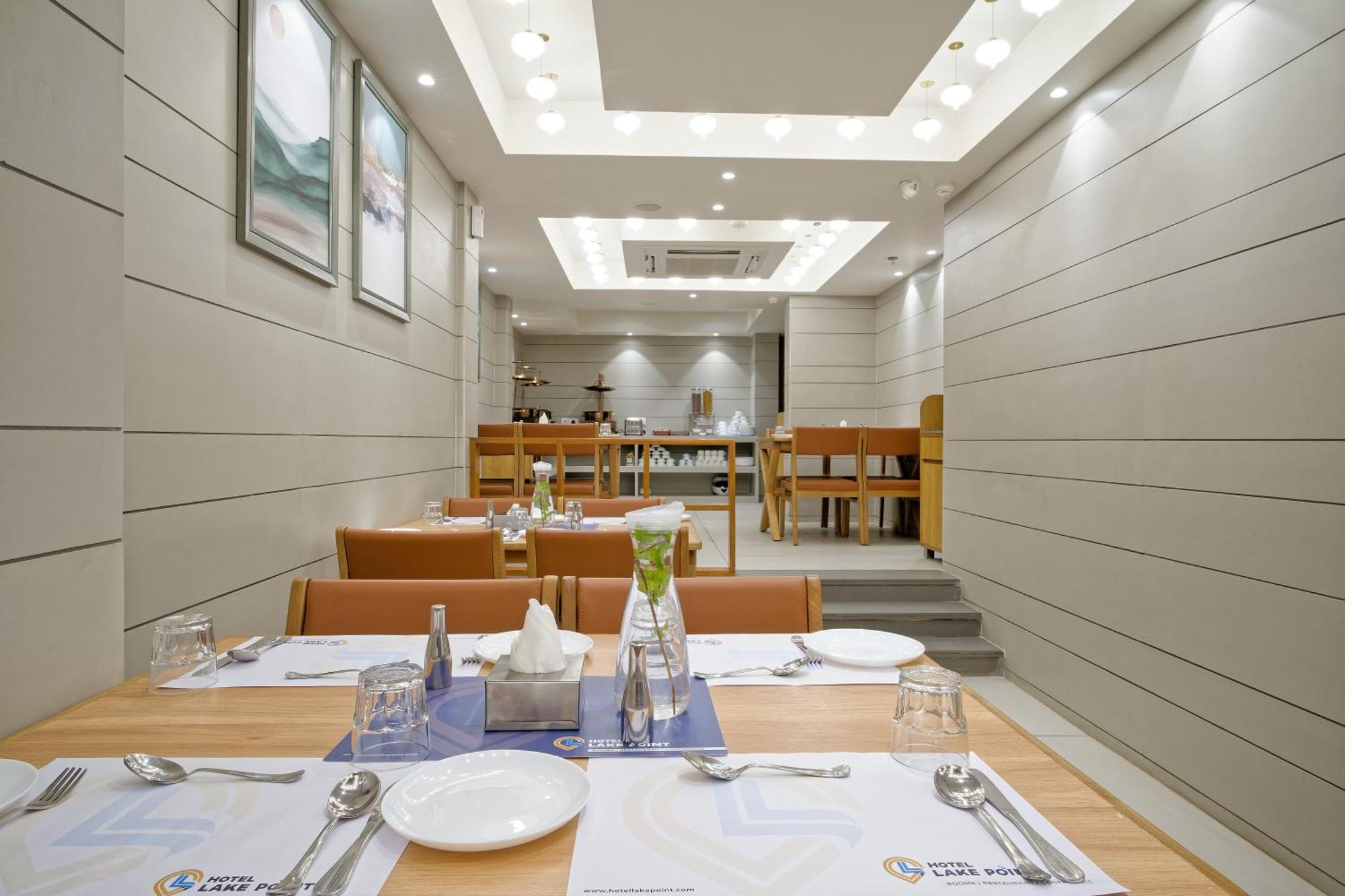 Hotel Lake Point Ahmedabad Bagian luar foto