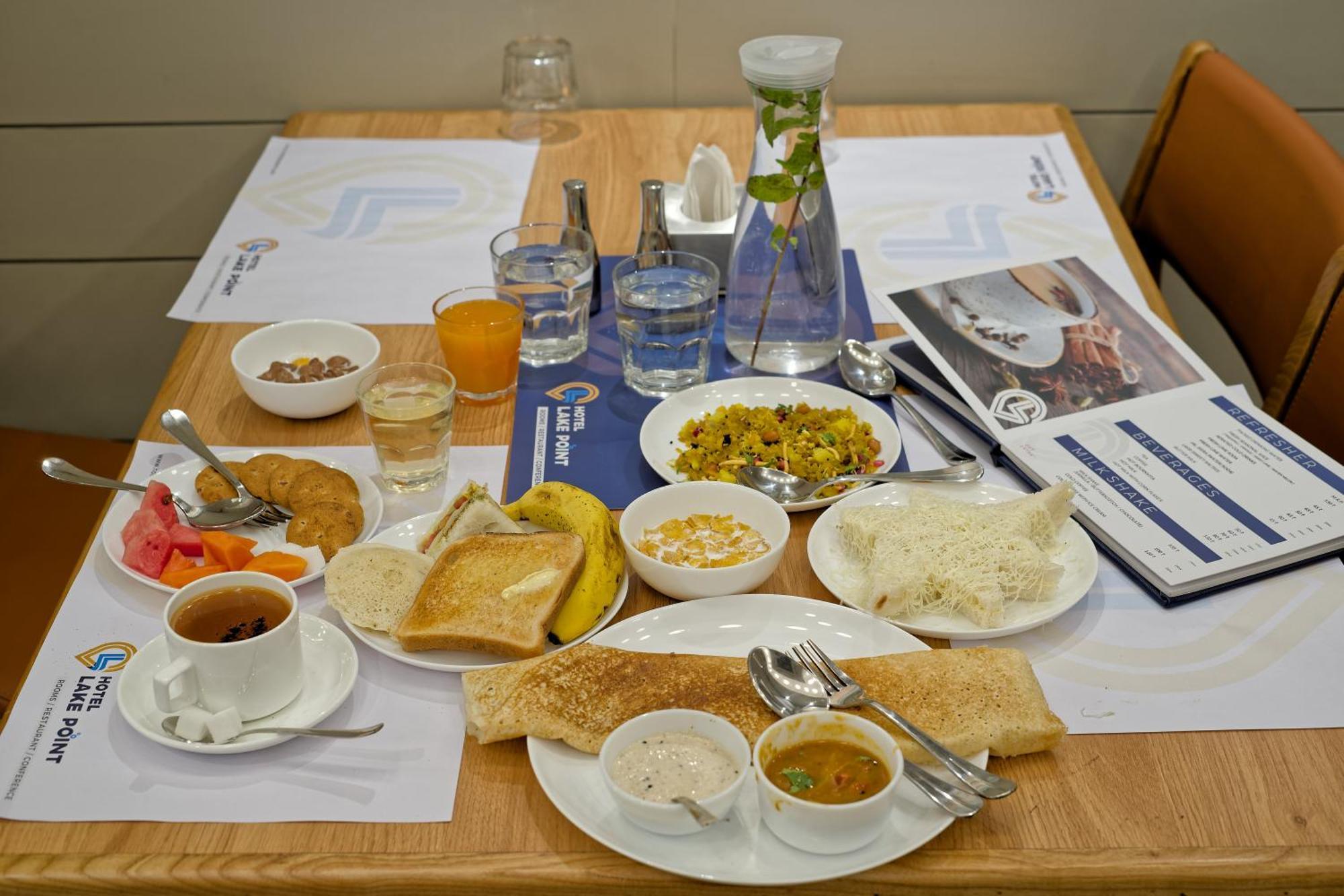 Hotel Lake Point Ahmedabad Bagian luar foto