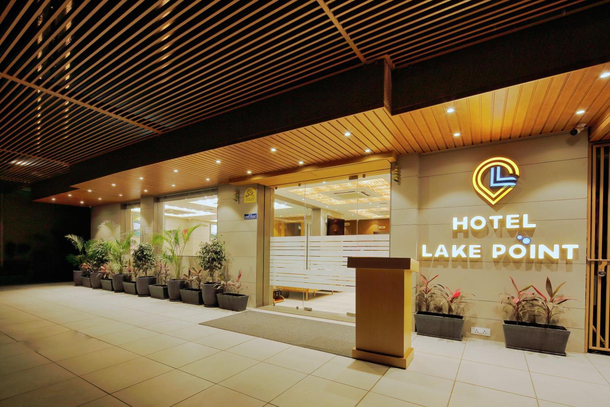Hotel Lake Point Ahmedabad Bagian luar foto