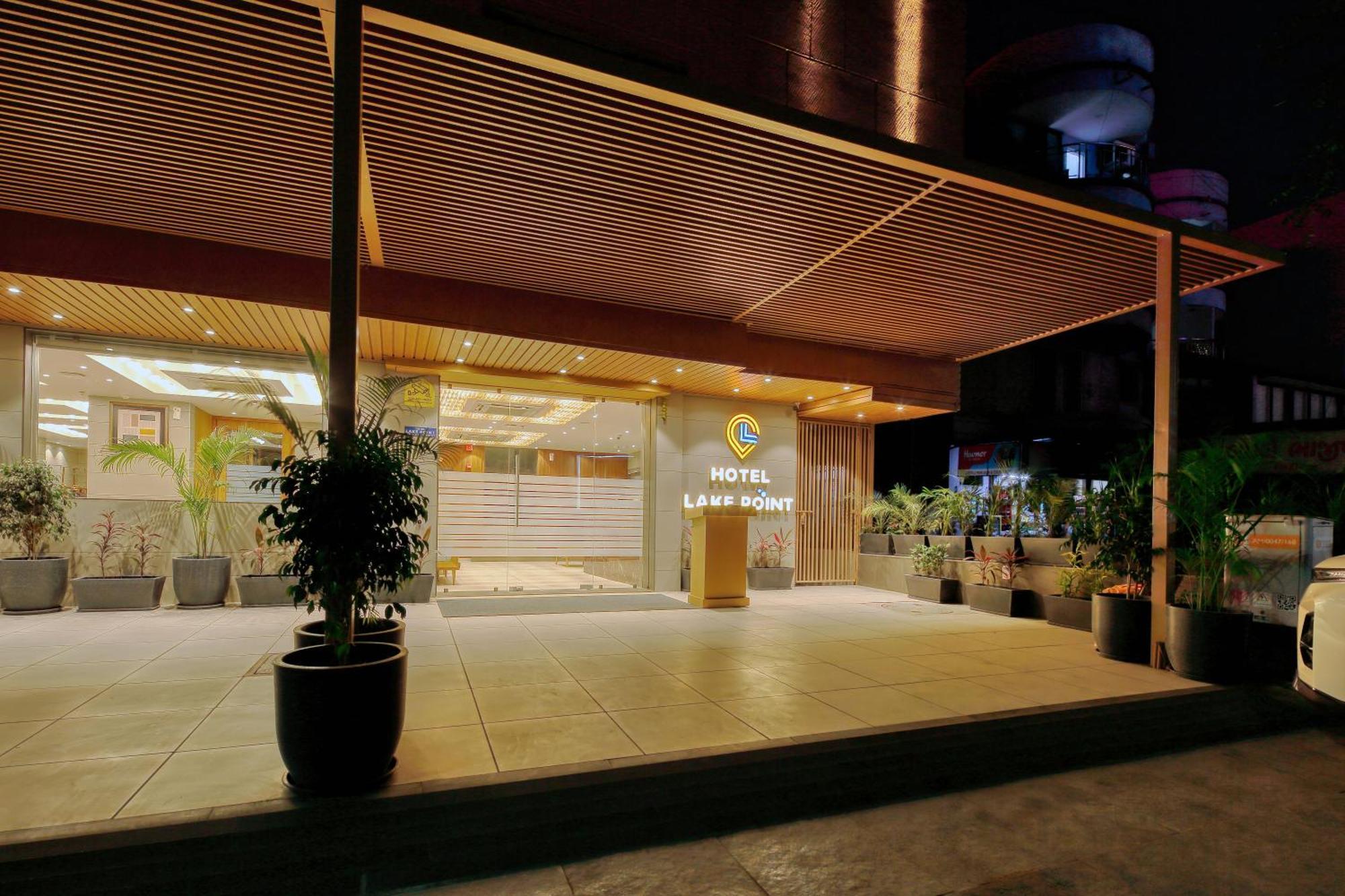 Hotel Lake Point Ahmedabad Bagian luar foto