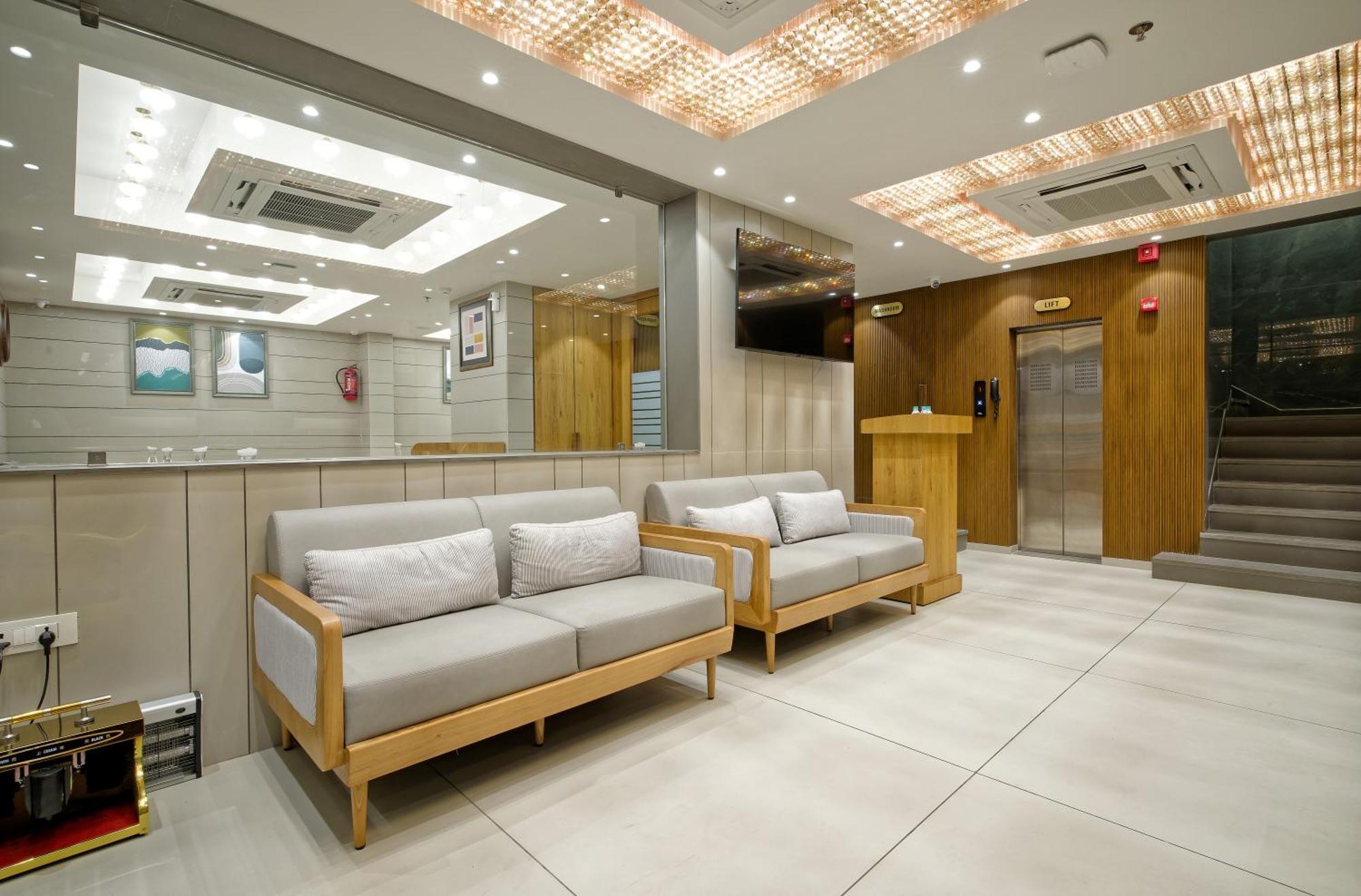 Hotel Lake Point Ahmedabad Bagian luar foto