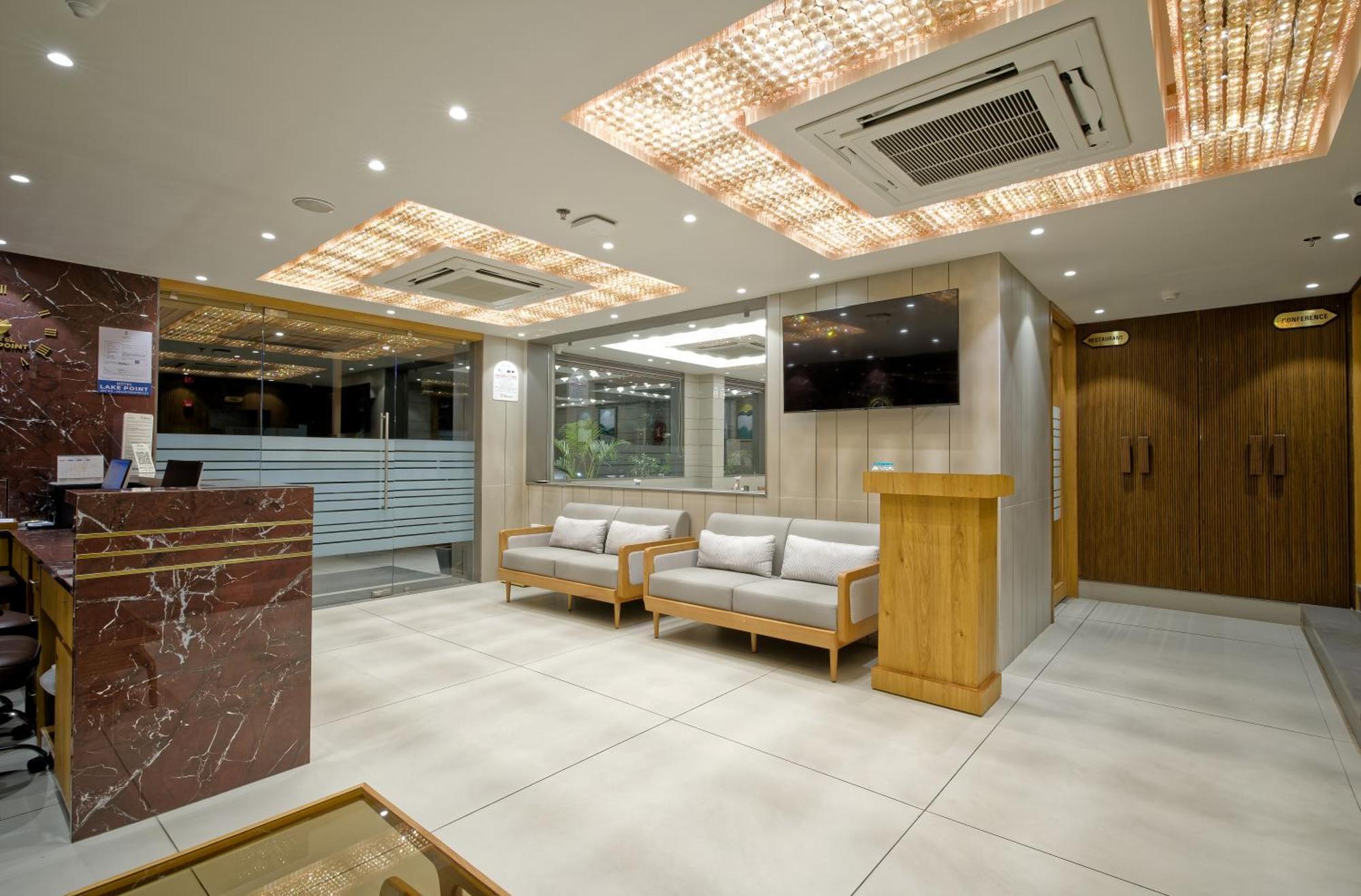 Hotel Lake Point Ahmedabad Bagian luar foto
