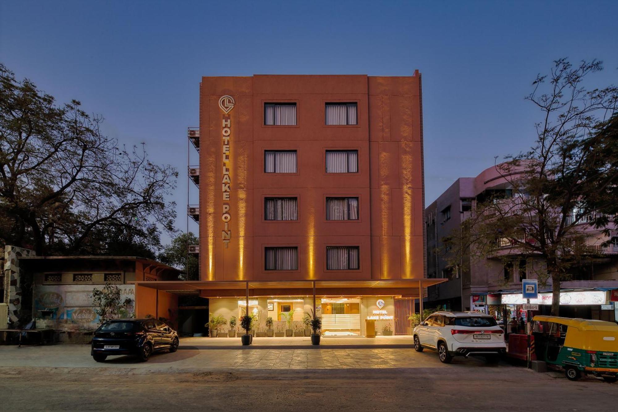 Hotel Lake Point Ahmedabad Bagian luar foto