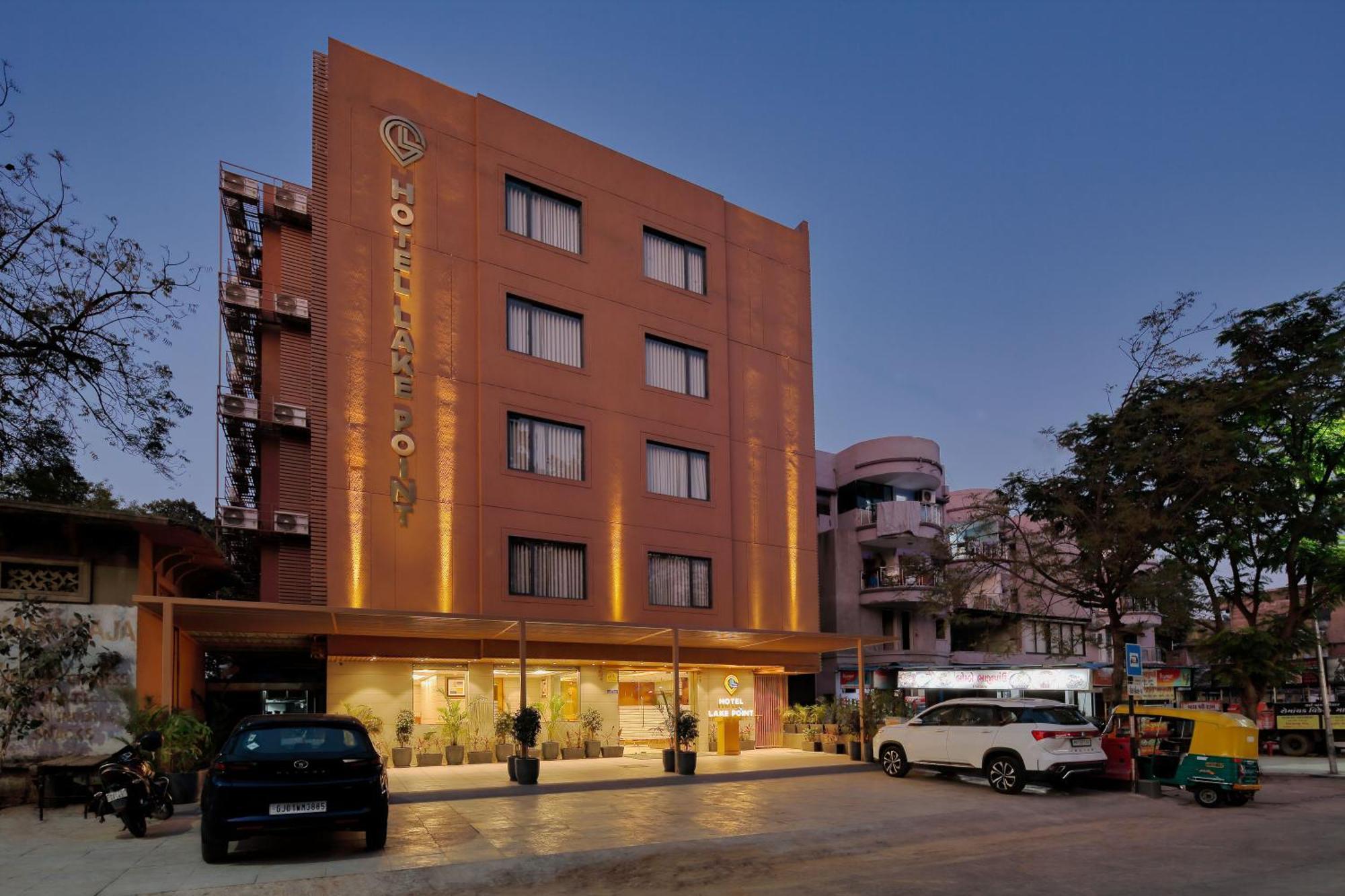 Hotel Lake Point Ahmedabad Bagian luar foto
