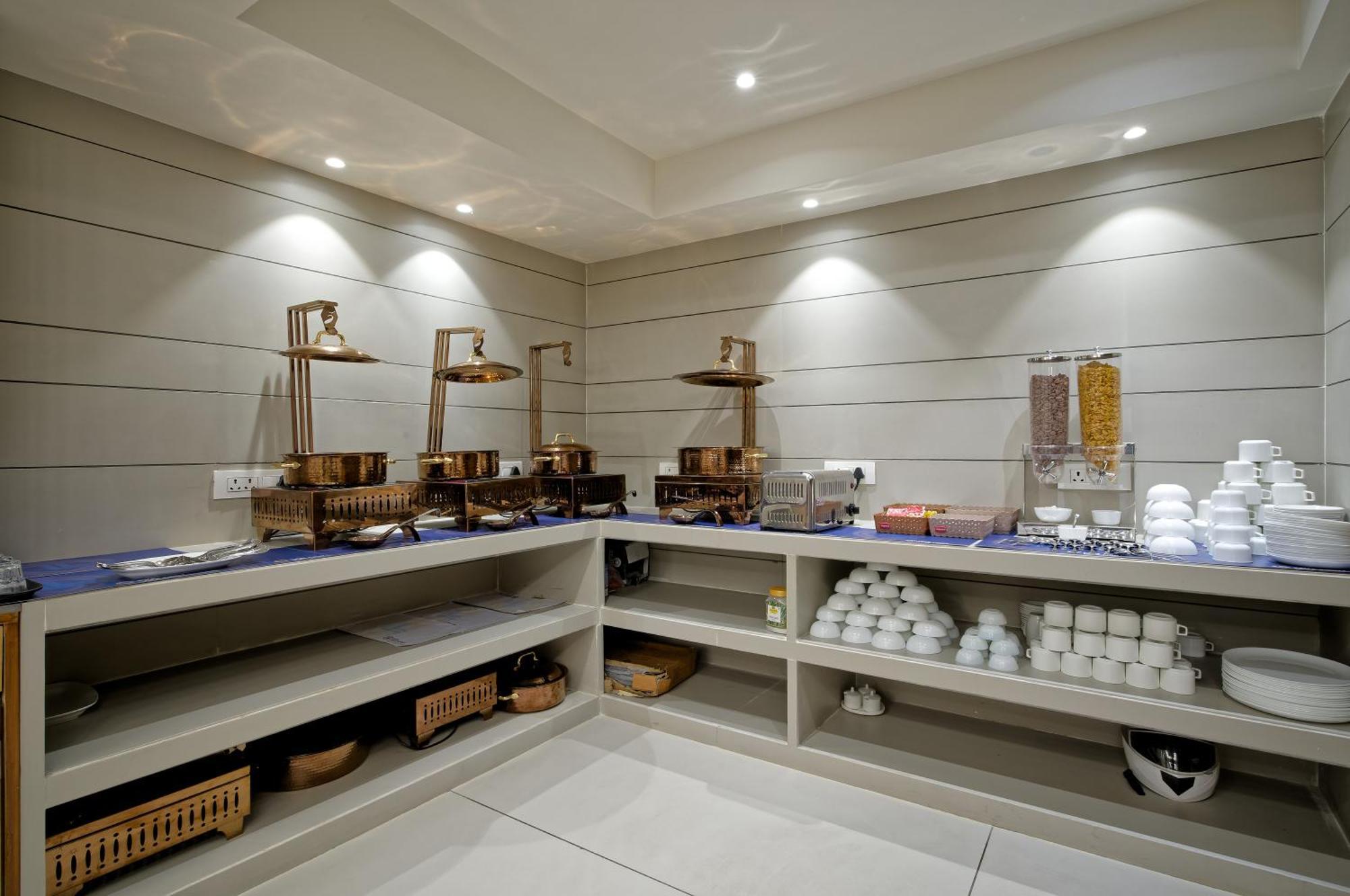 Hotel Lake Point Ahmedabad Bagian luar foto