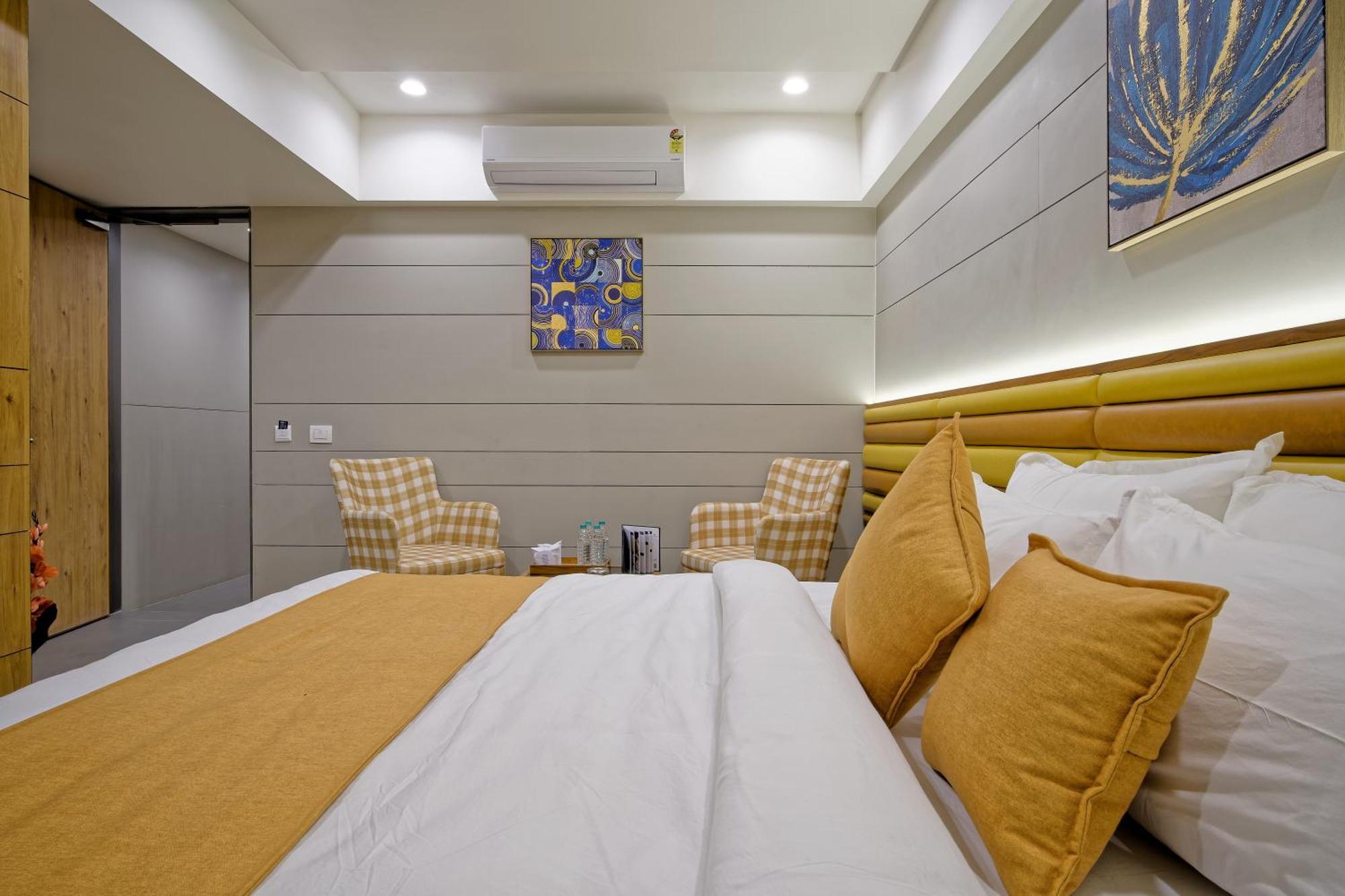 Hotel Lake Point Ahmedabad Bagian luar foto