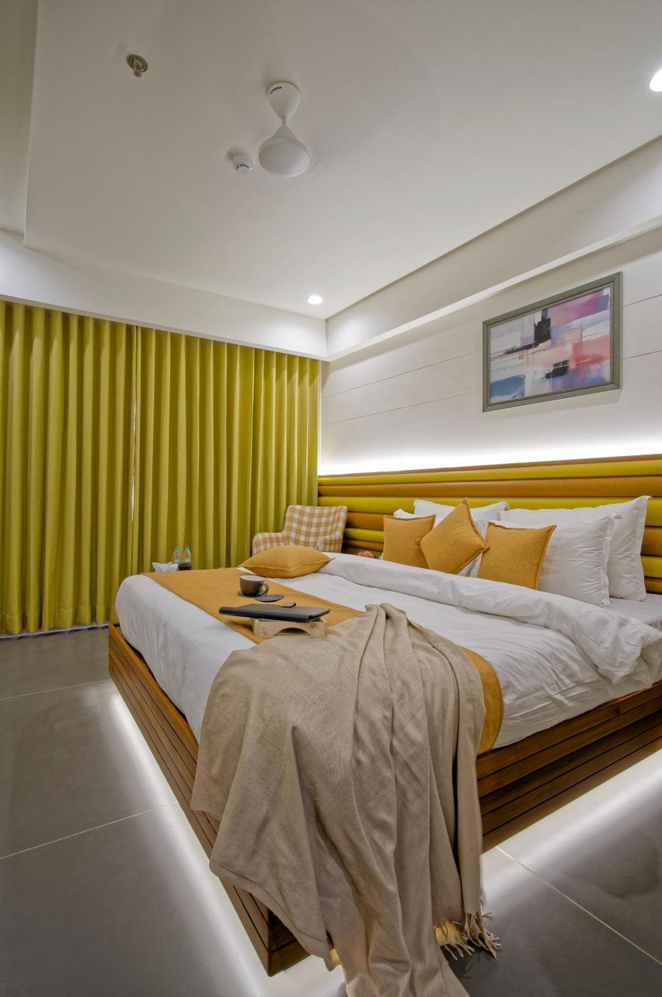 Hotel Lake Point Ahmedabad Bagian luar foto