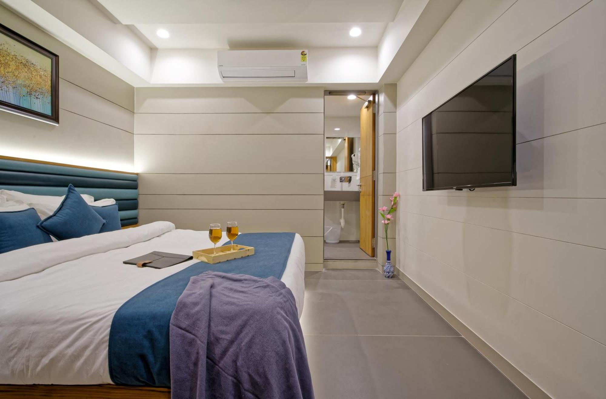 Hotel Lake Point Ahmedabad Bagian luar foto