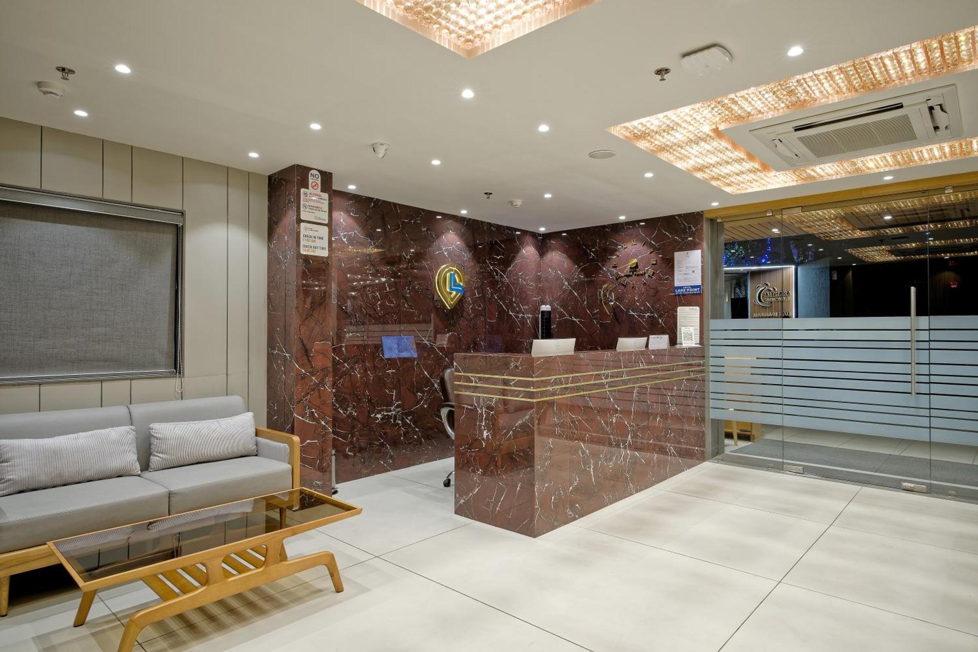 Hotel Lake Point Ahmedabad Bagian luar foto
