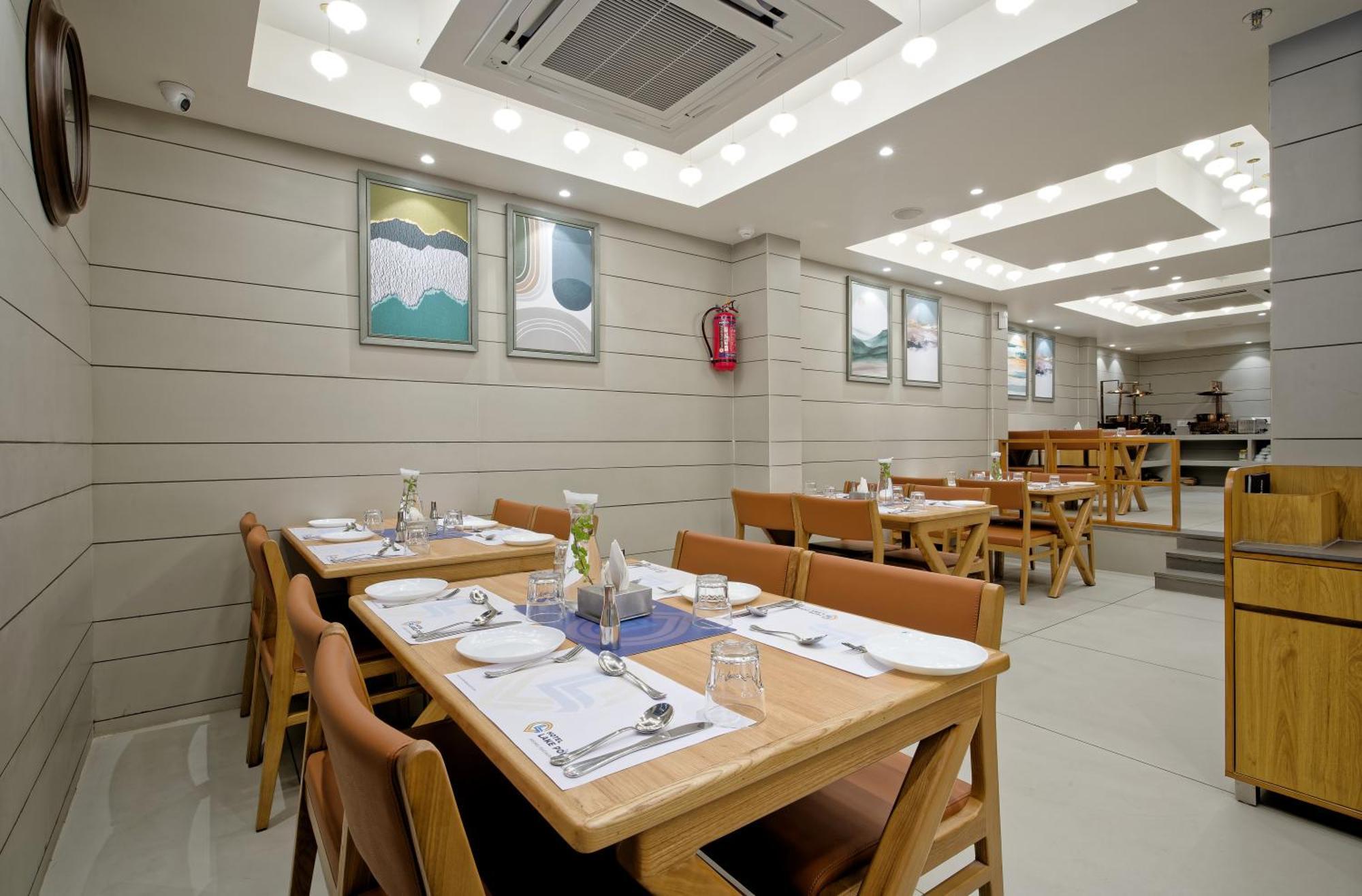 Hotel Lake Point Ahmedabad Bagian luar foto