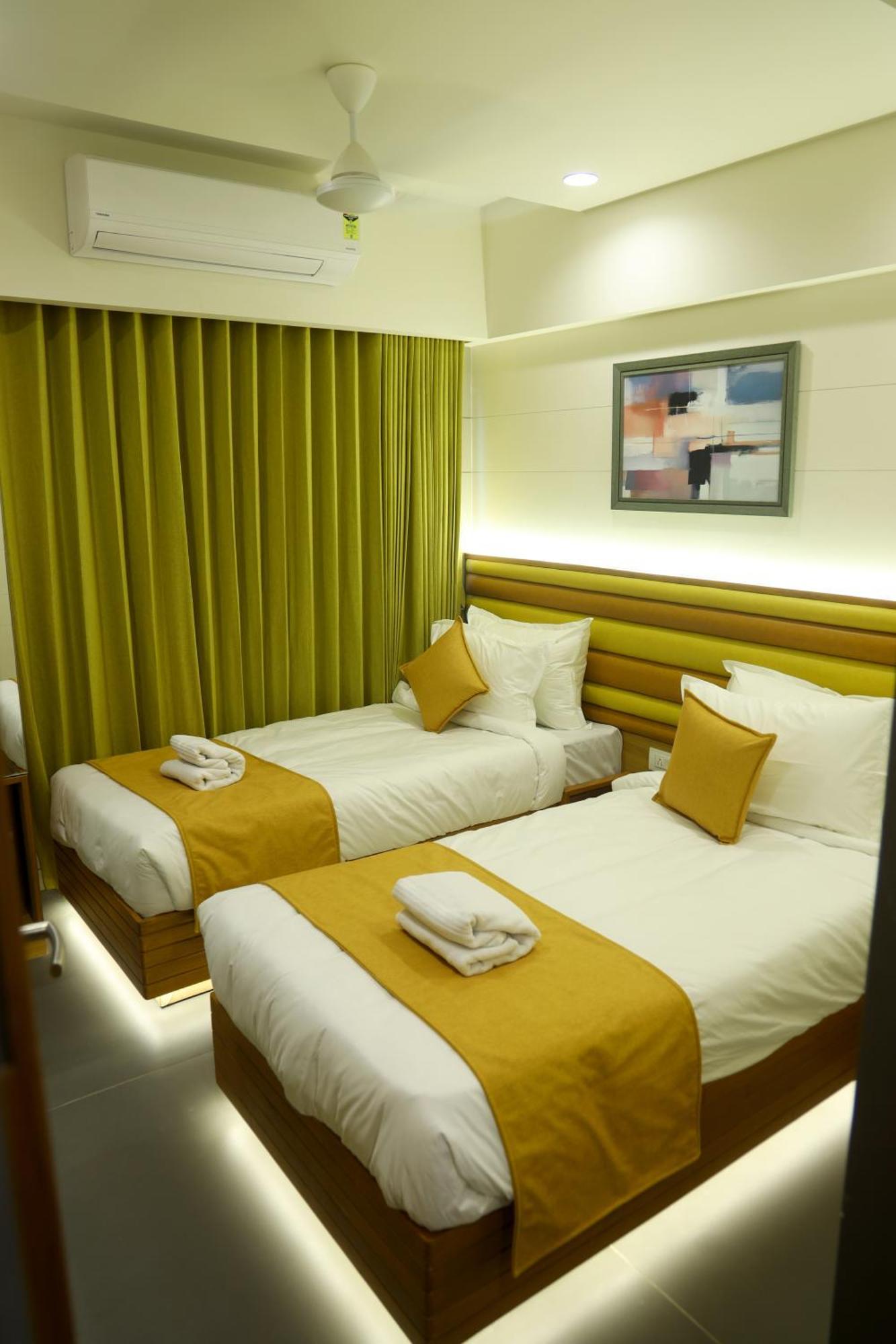Hotel Lake Point Ahmedabad Bagian luar foto