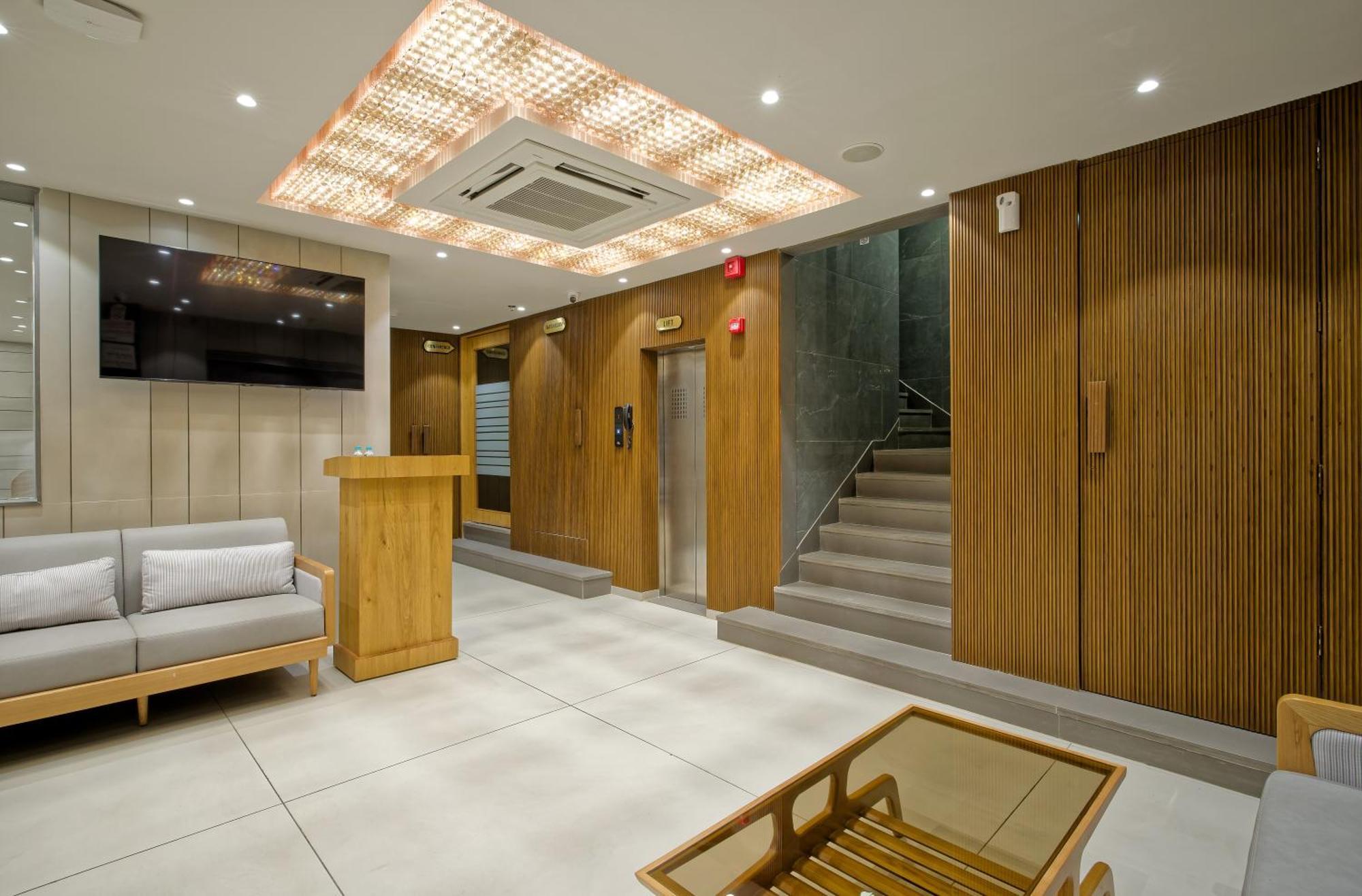 Hotel Lake Point Ahmedabad Bagian luar foto