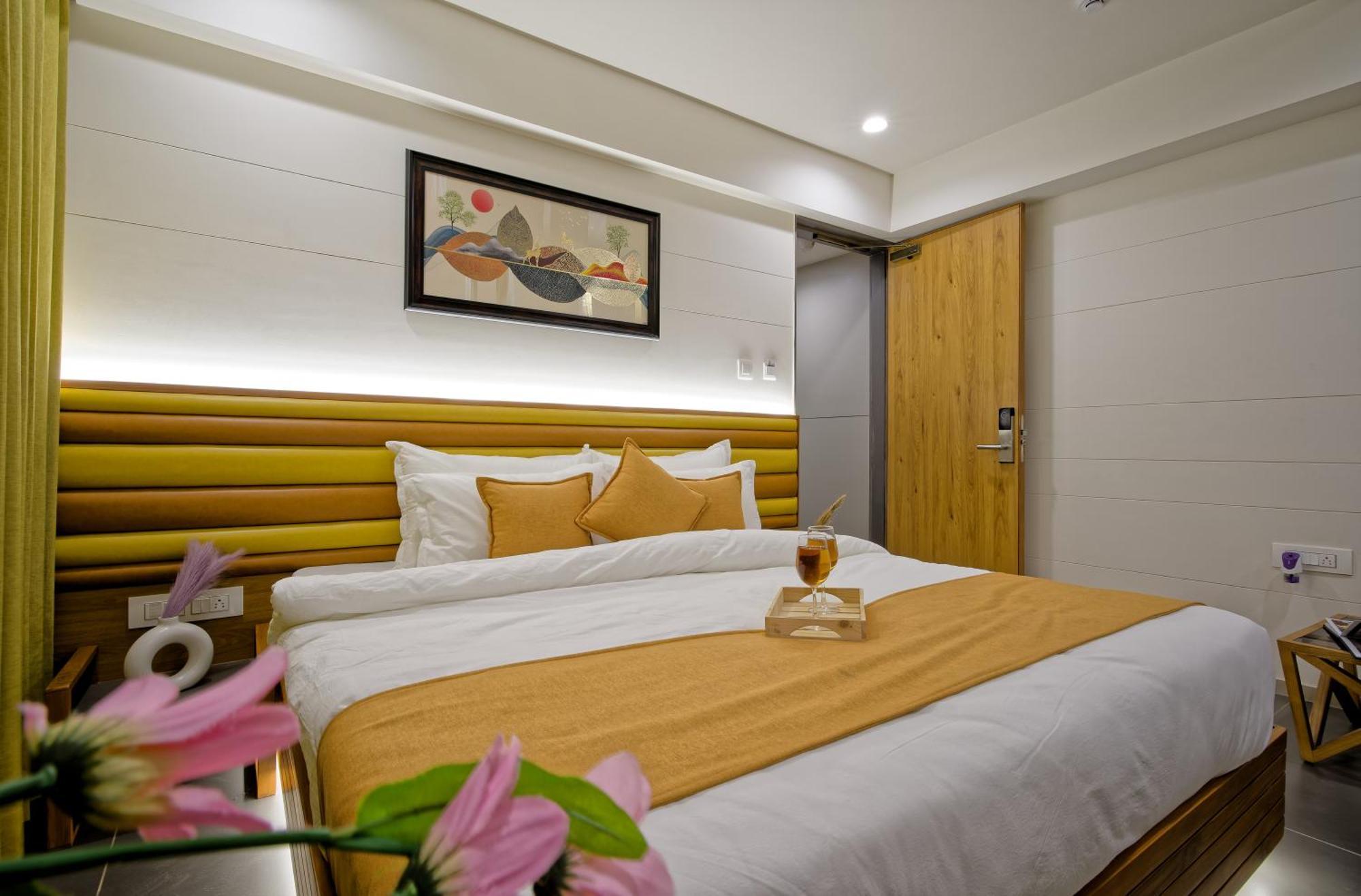 Hotel Lake Point Ahmedabad Bagian luar foto