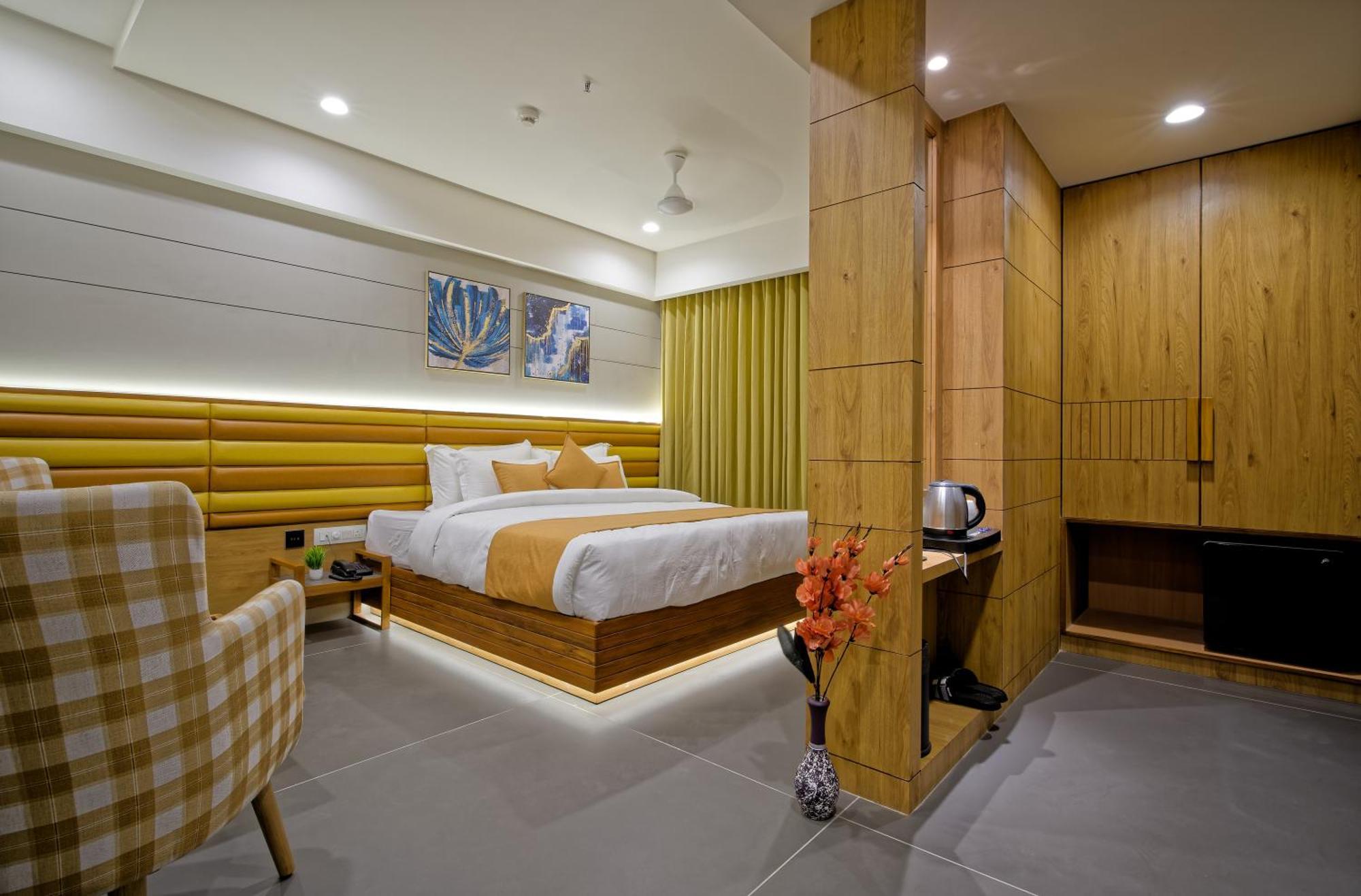 Hotel Lake Point Ahmedabad Bagian luar foto