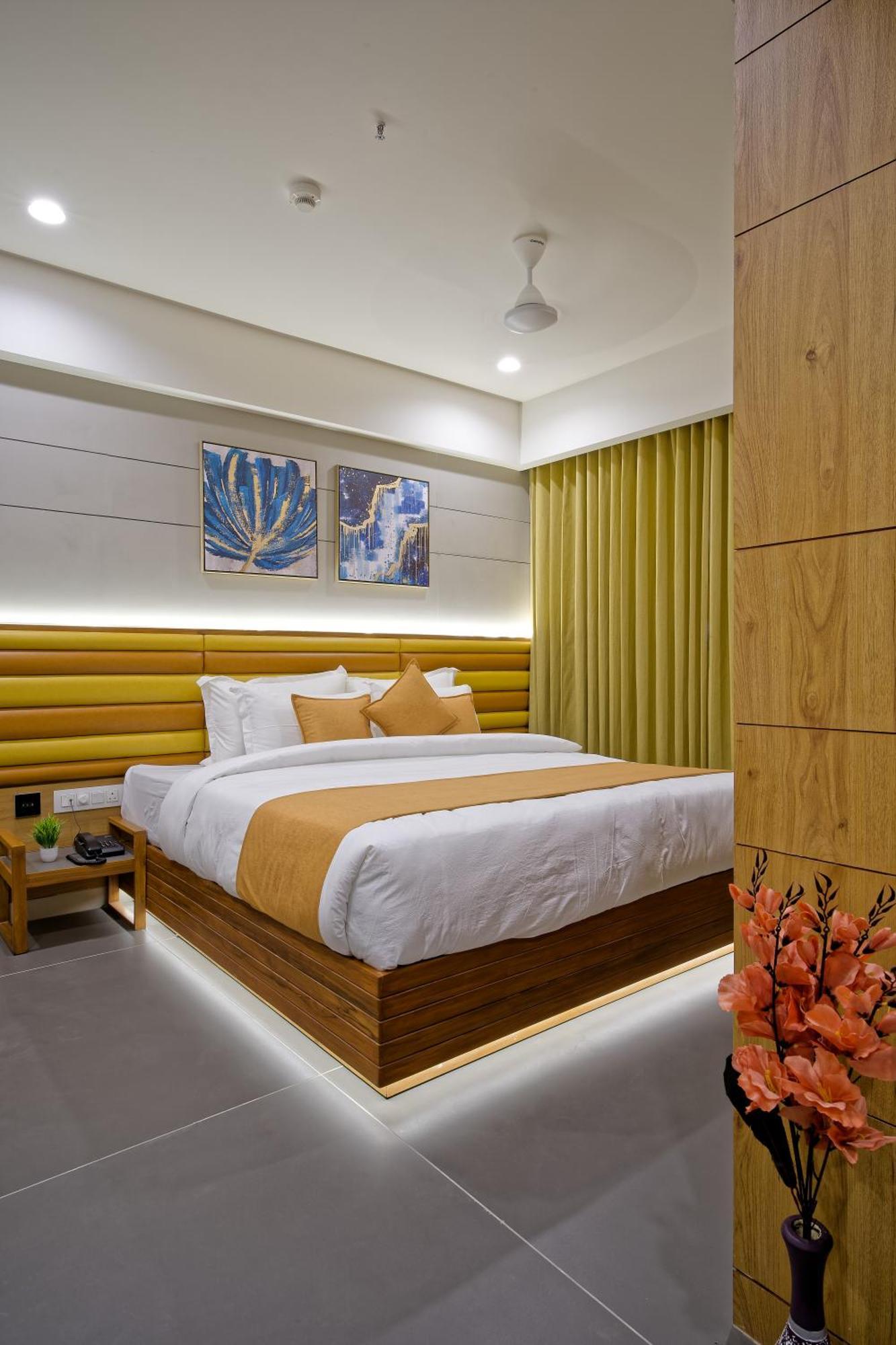 Hotel Lake Point Ahmedabad Bagian luar foto