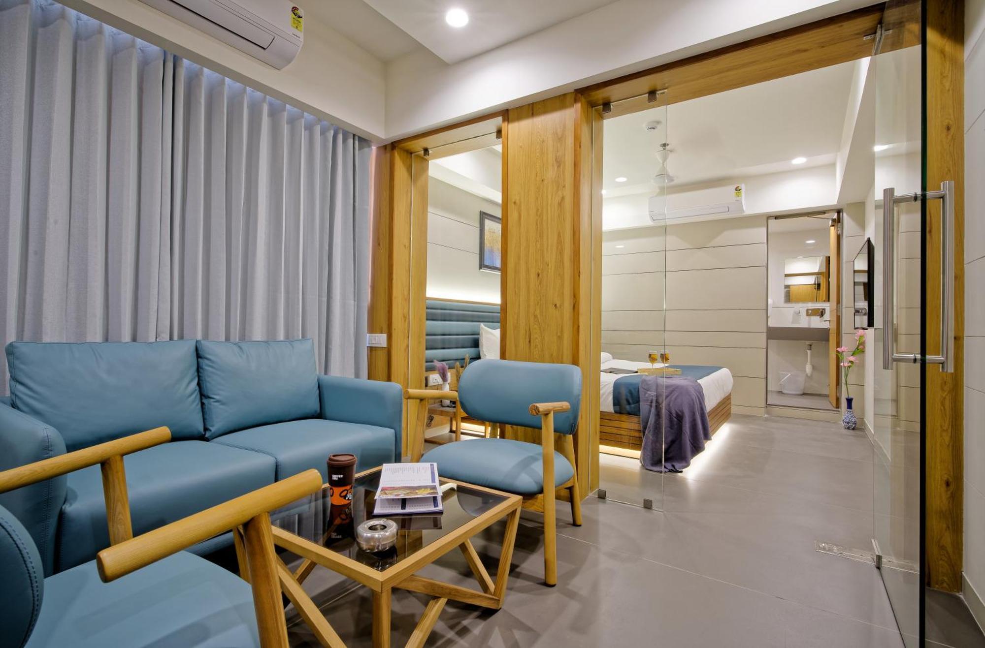 Hotel Lake Point Ahmedabad Bagian luar foto
