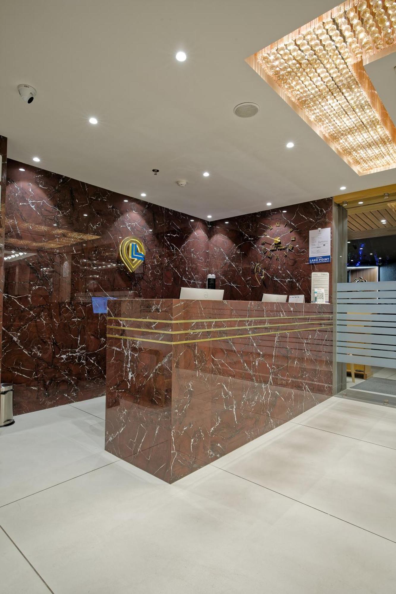 Hotel Lake Point Ahmedabad Bagian luar foto
