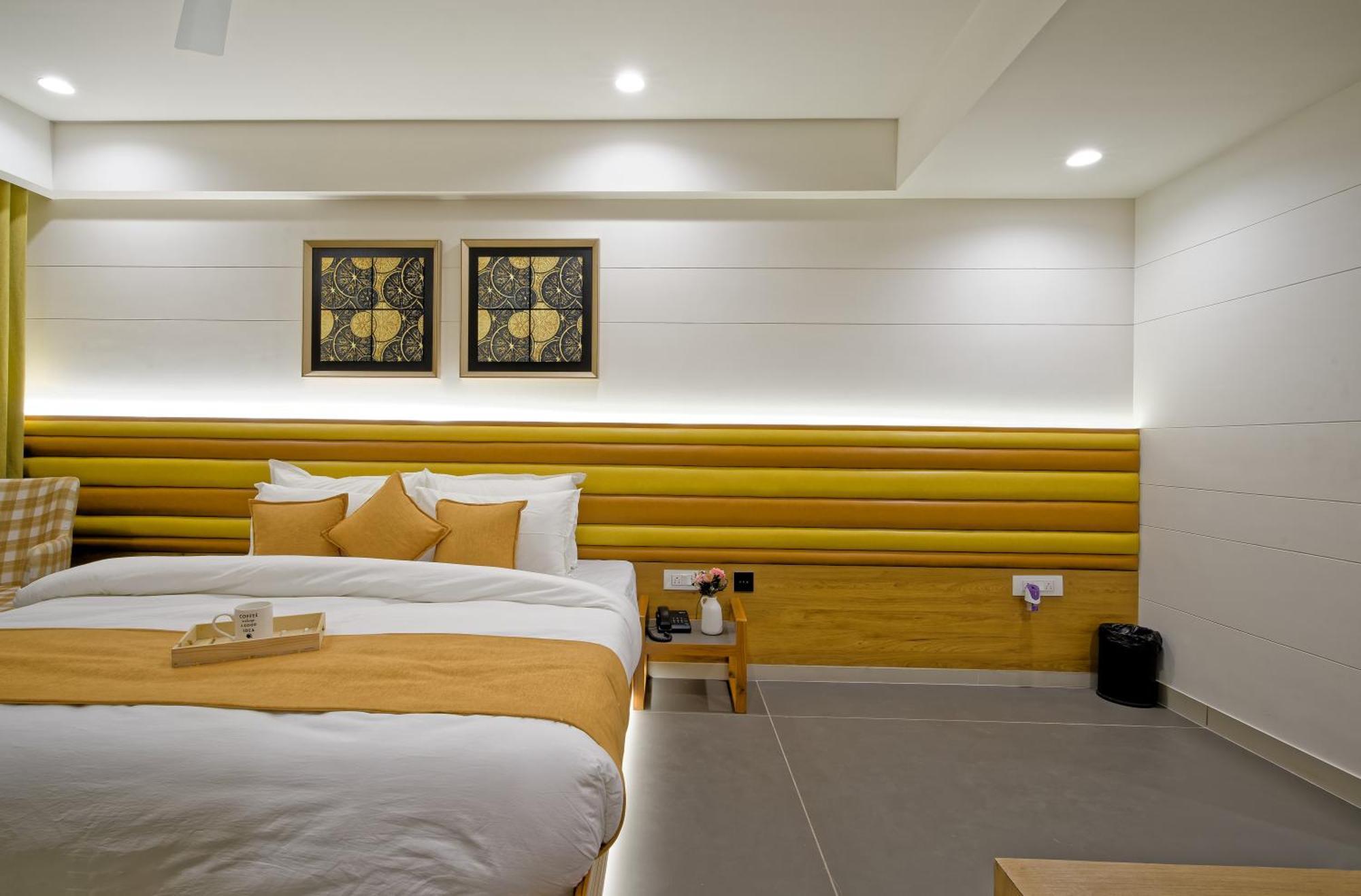 Hotel Lake Point Ahmedabad Bagian luar foto