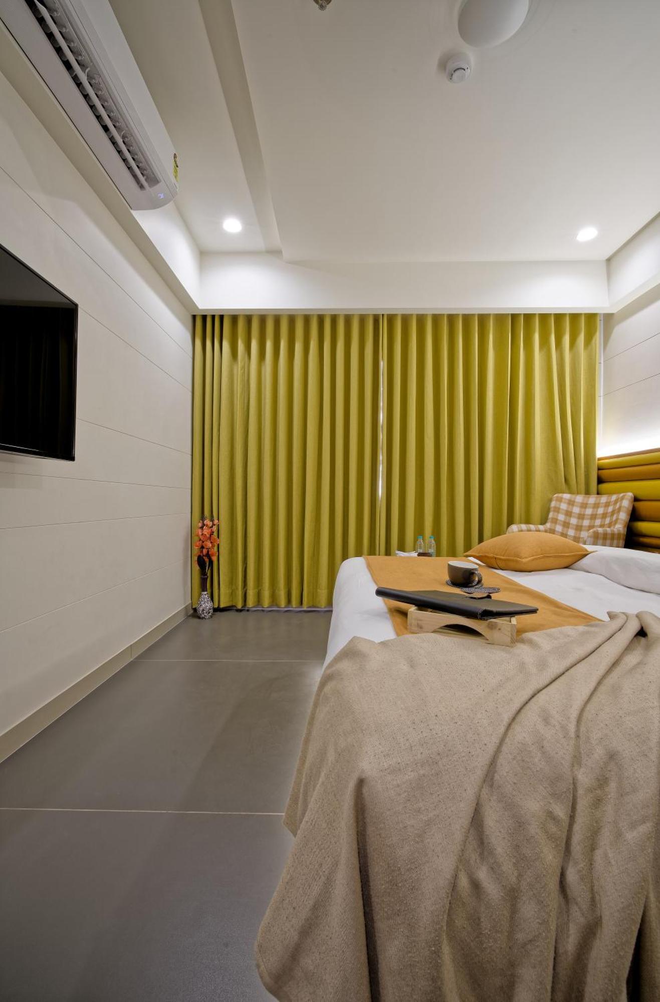 Hotel Lake Point Ahmedabad Bagian luar foto