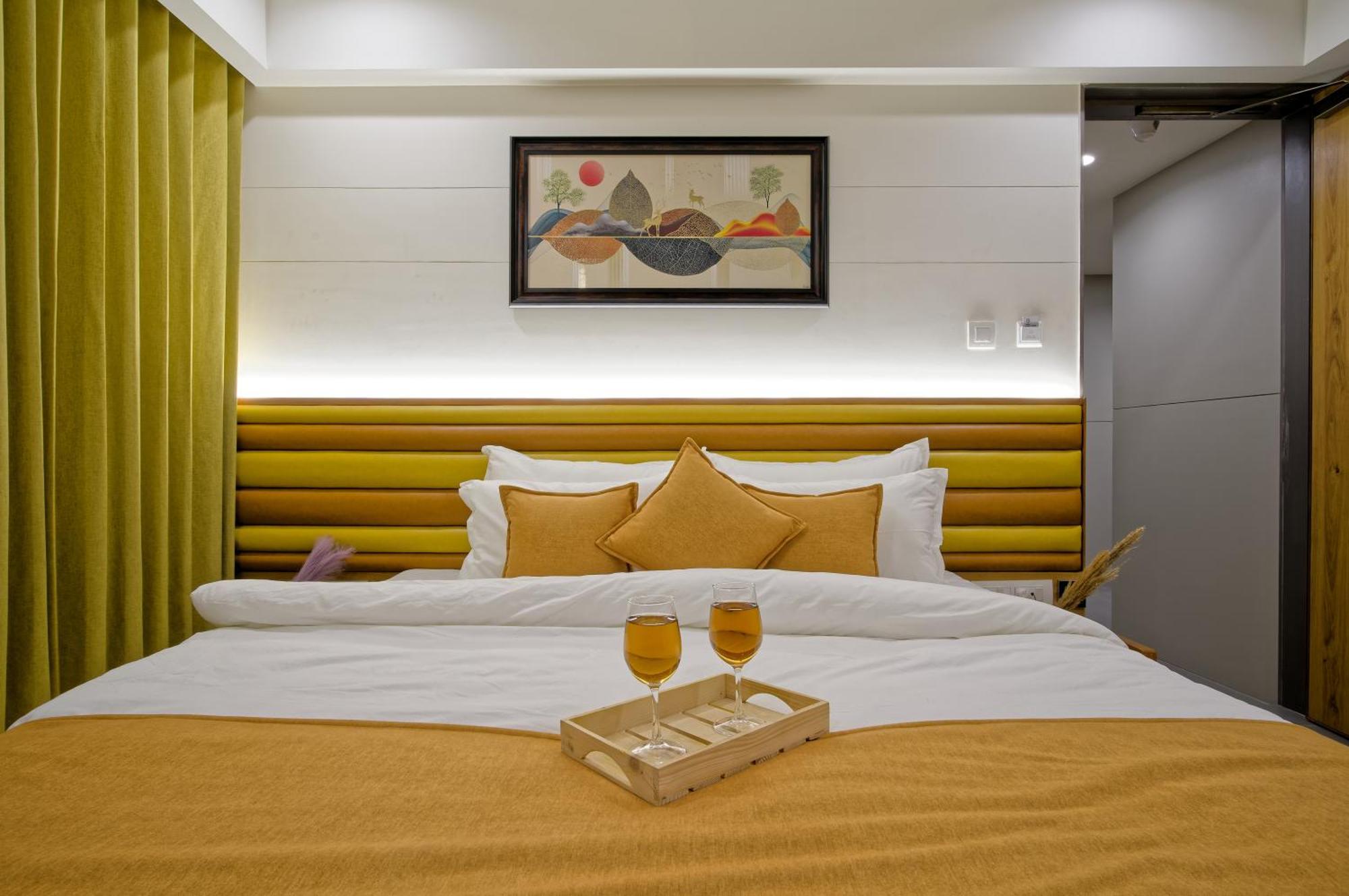 Hotel Lake Point Ahmedabad Bagian luar foto
