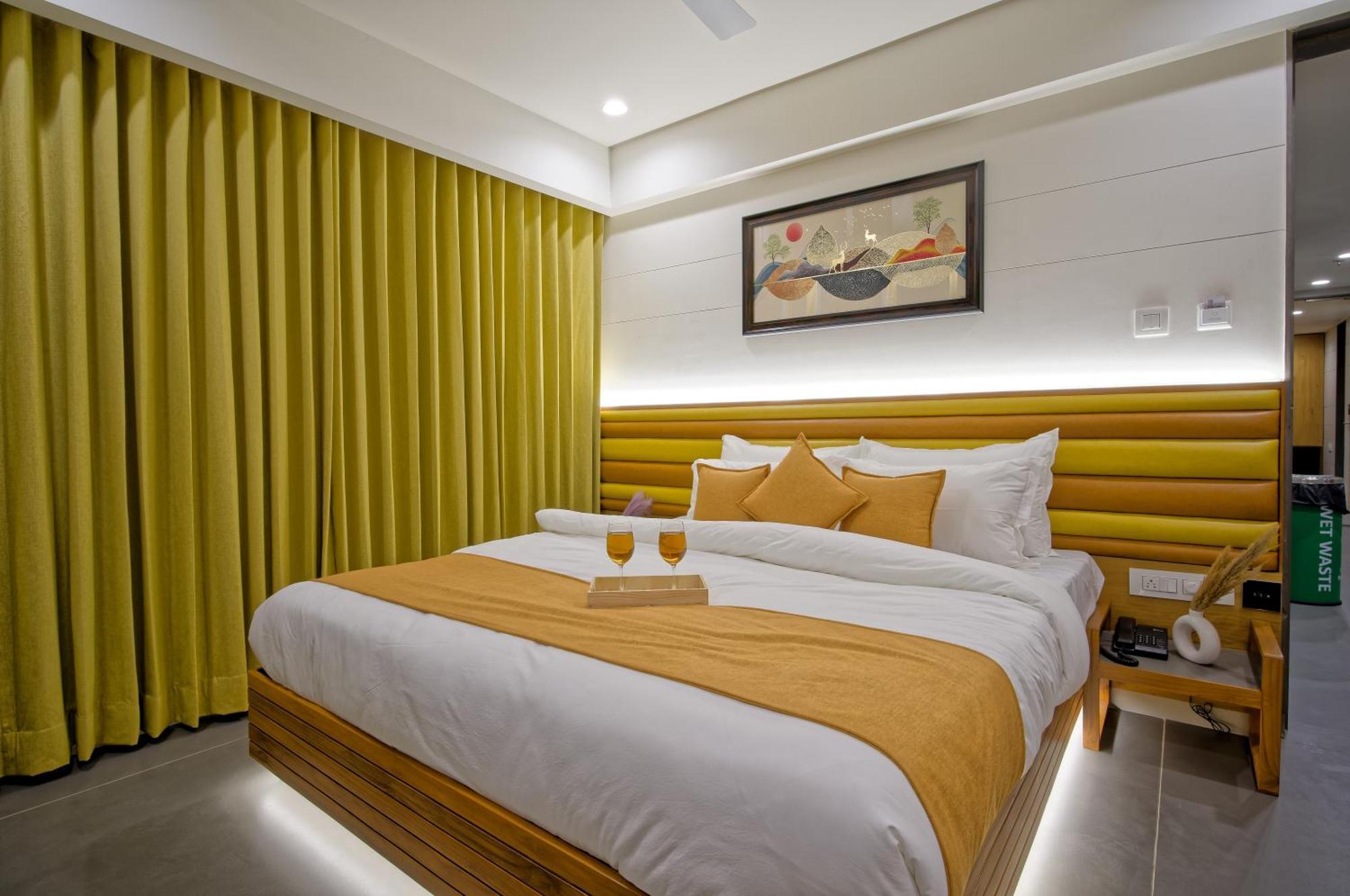 Hotel Lake Point Ahmedabad Bagian luar foto