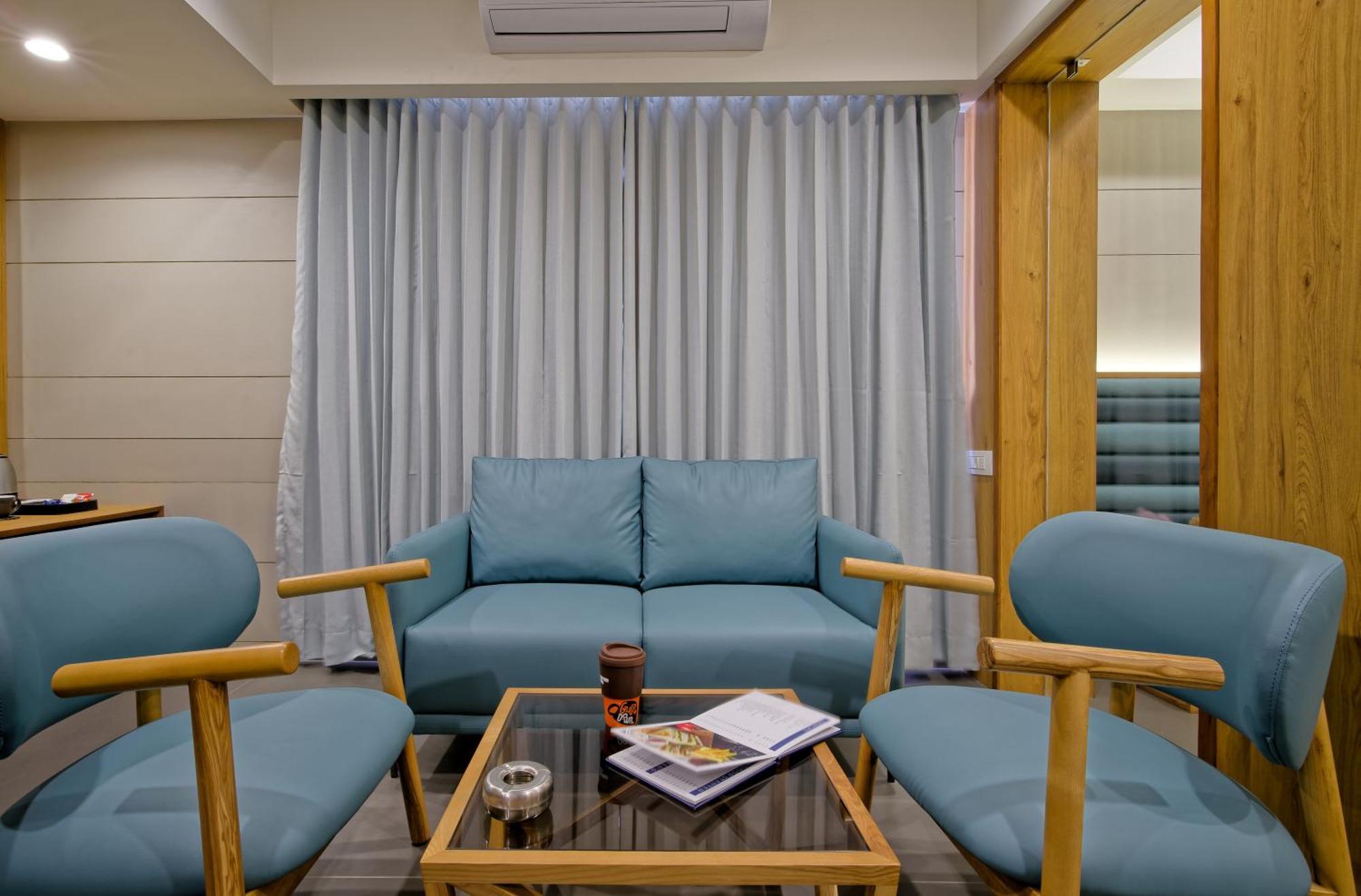 Hotel Lake Point Ahmedabad Bagian luar foto