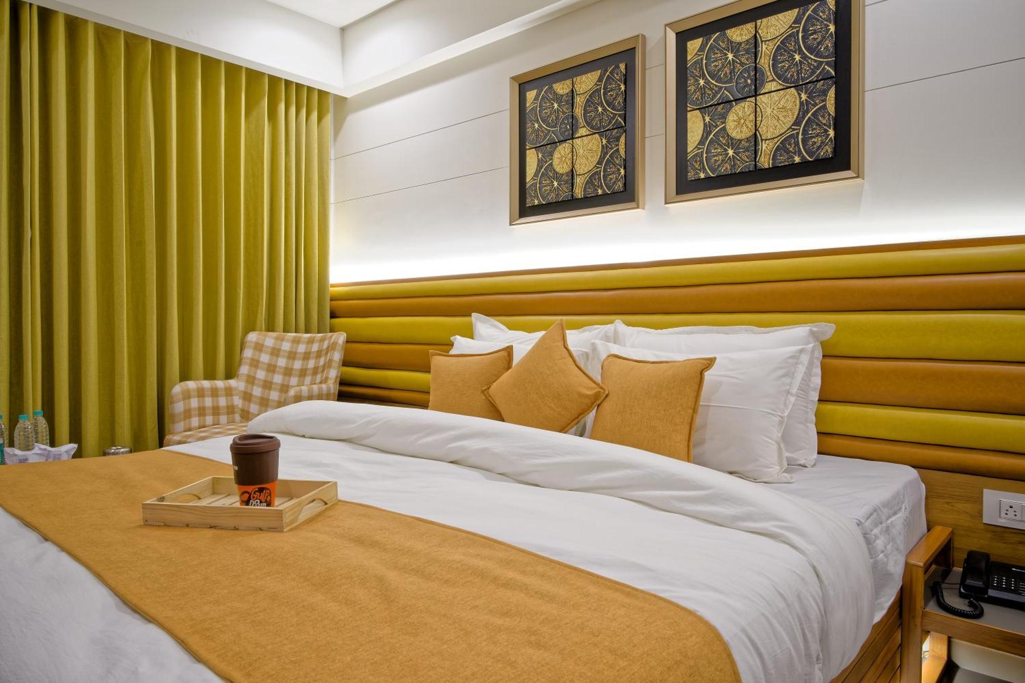Hotel Lake Point Ahmedabad Bagian luar foto