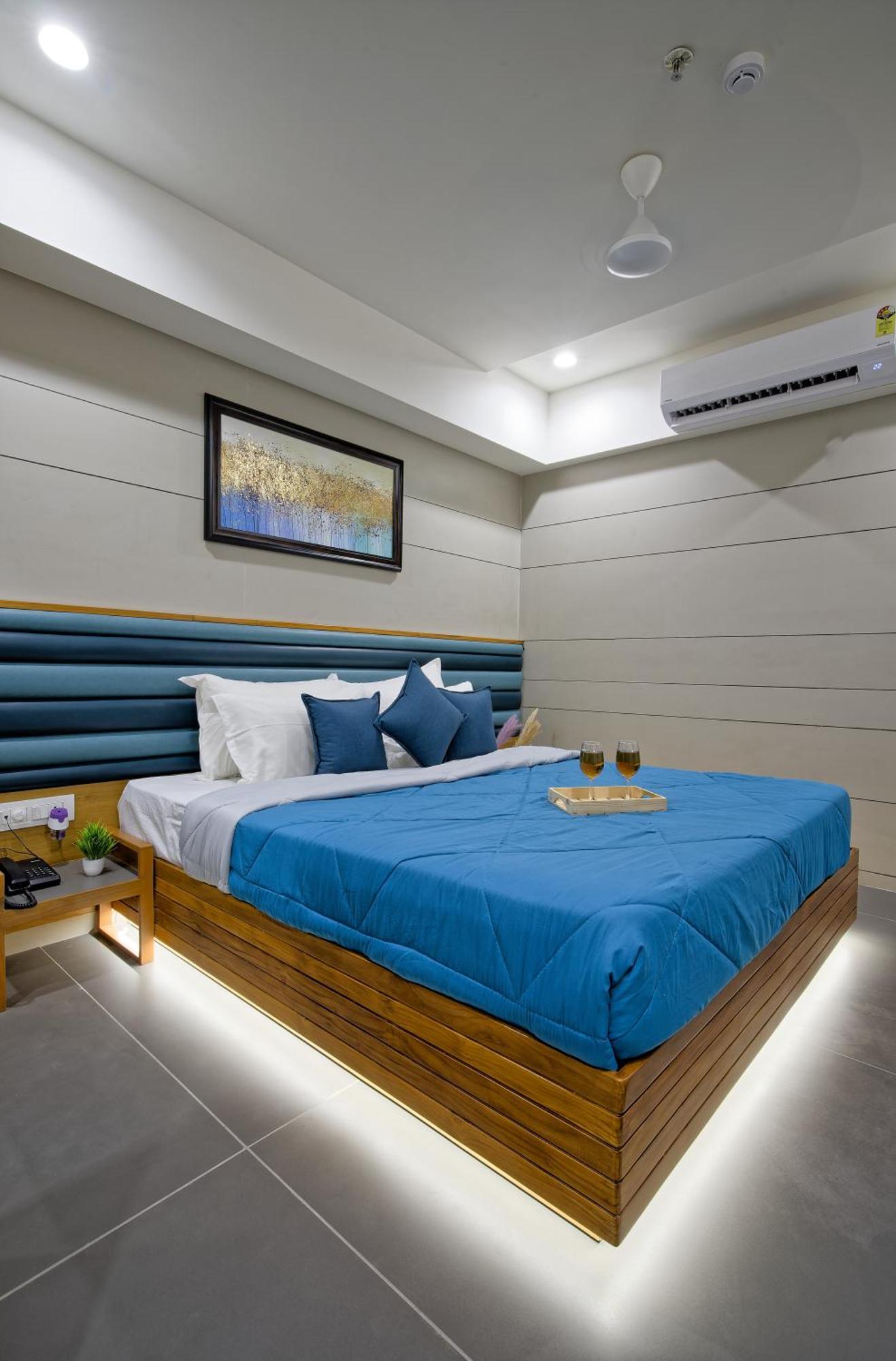 Hotel Lake Point Ahmedabad Bagian luar foto