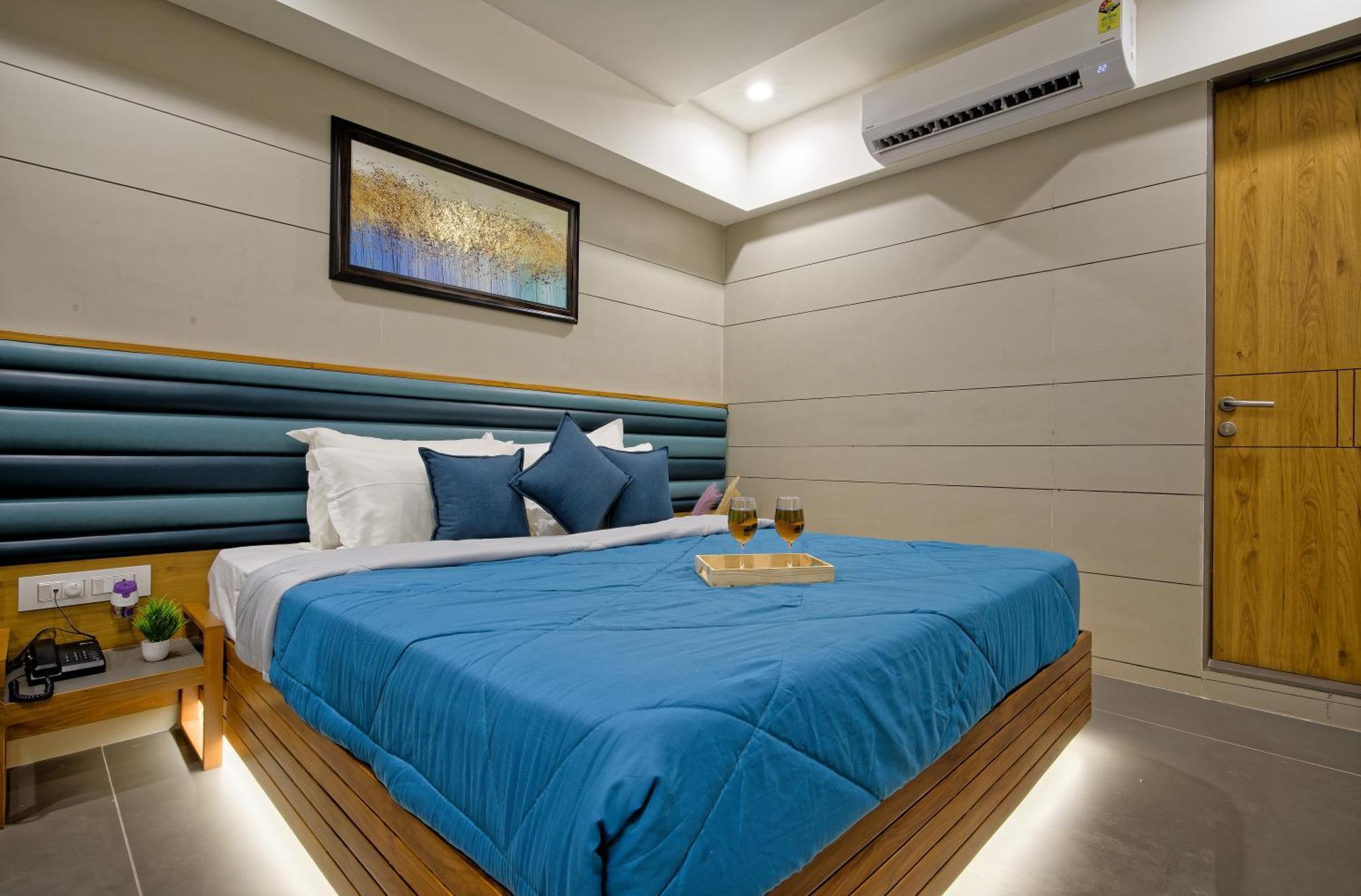 Hotel Lake Point Ahmedabad Bagian luar foto