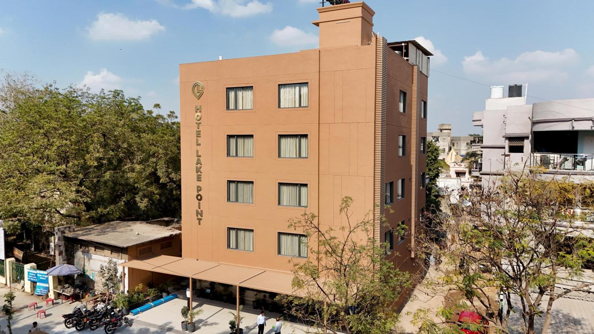 Hotel Lake Point Ahmedabad Bagian luar foto